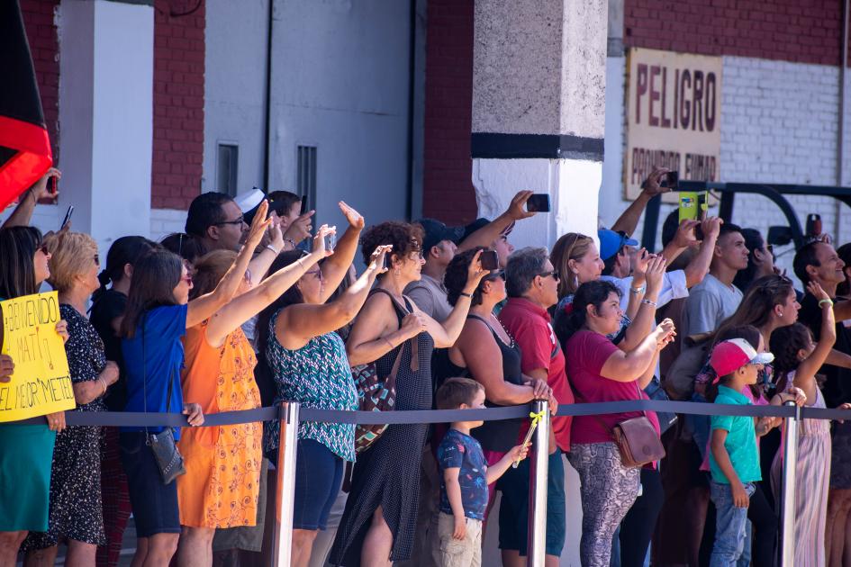 Familiares recibiendo a los tripulantes del ROU 04 «Gral. Artigas»