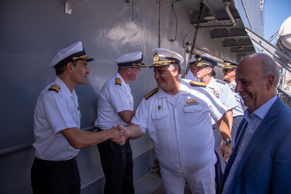 Ministro García y almirante Wilson recibiendo a los tripulantes del ROU 04 «Artigas»