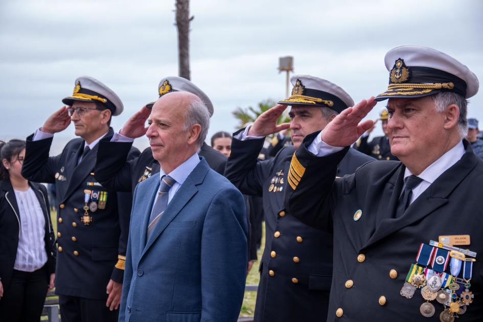 Autoridades en el Aniversario de la Armada Autoridades en el Aniversario de la Armada