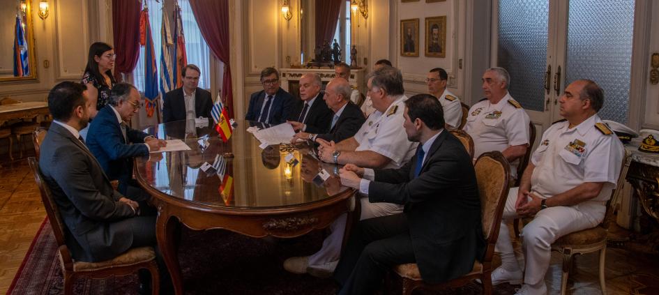 Autoridades del Ministerio de Defensa Nacional y de Astilleros Cardama firmando contrato