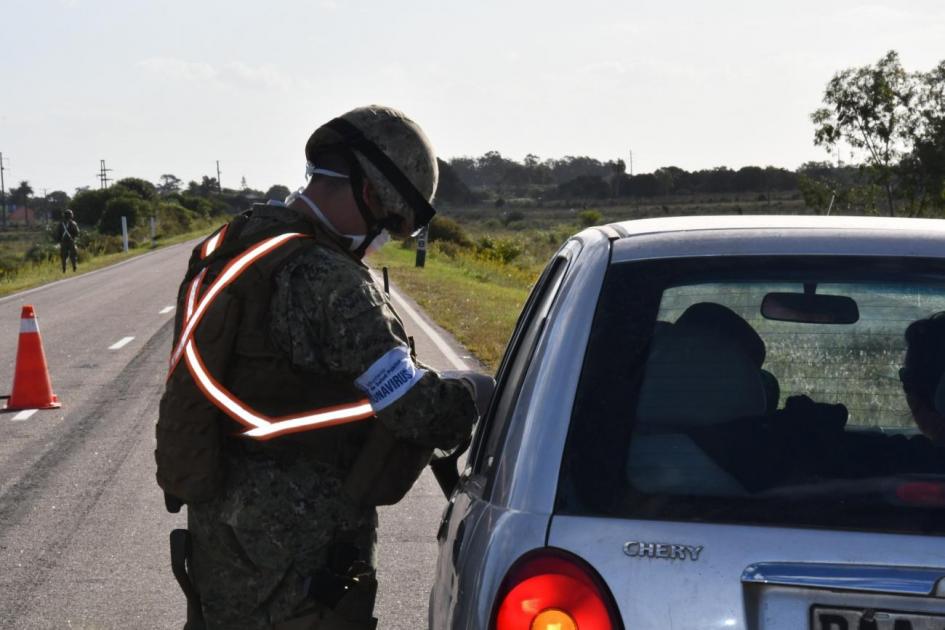 Personal militar haciendo control de personas en la frontera