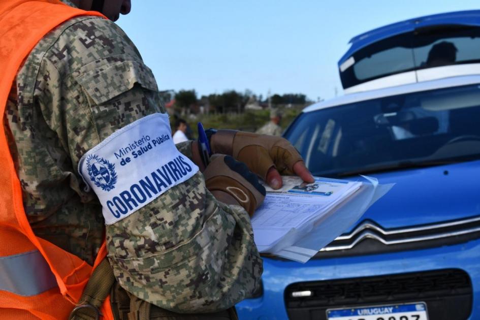 Personal militar haciendo control de personas en la frontera