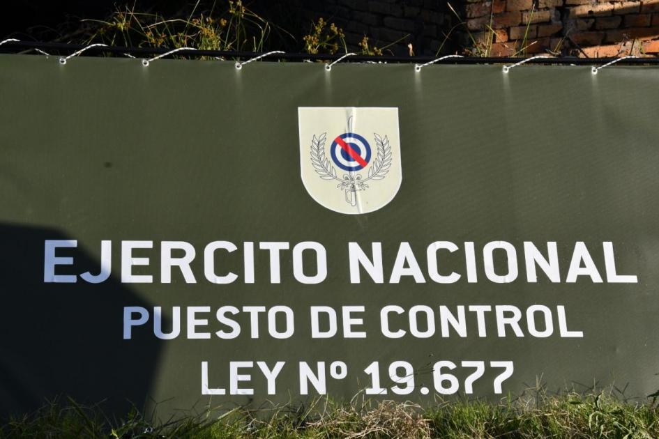 Cartel de puesto de control del Ejército Nacional