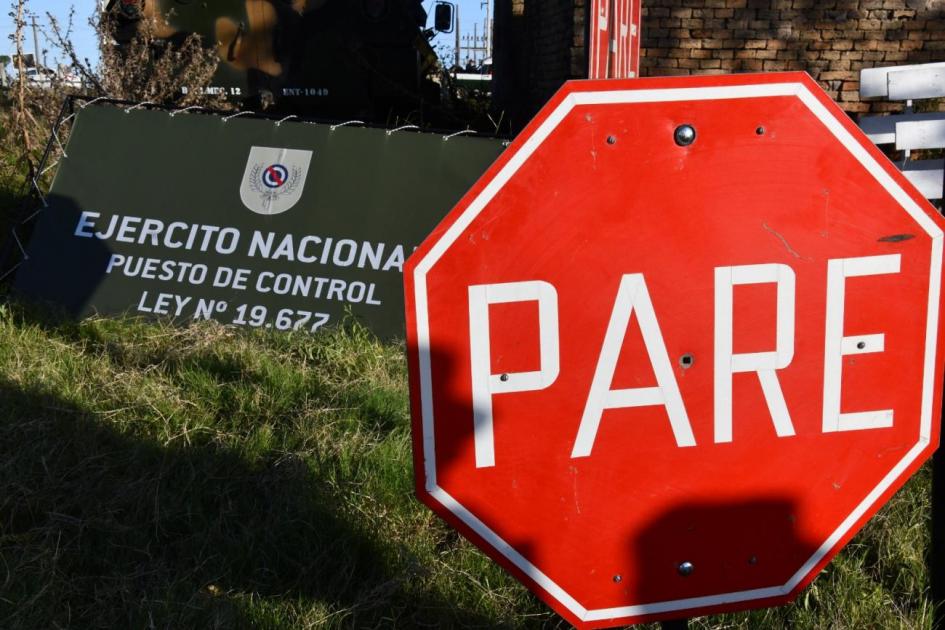 Cartel de pare y de control militar en la frontera