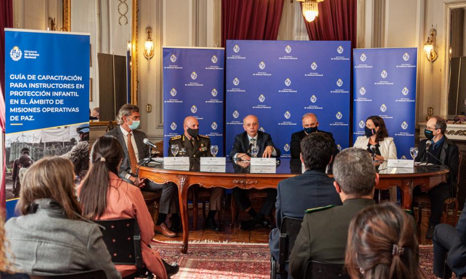 Uruguay presentó Guía de capacitación para instructores en protección infantil en Misiones de Paz Uruguay presentó Guía de capacitación para instructores en protección infantil en Misiones de Paz