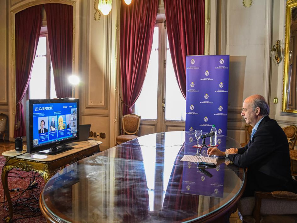 Ministro en teleconferencia