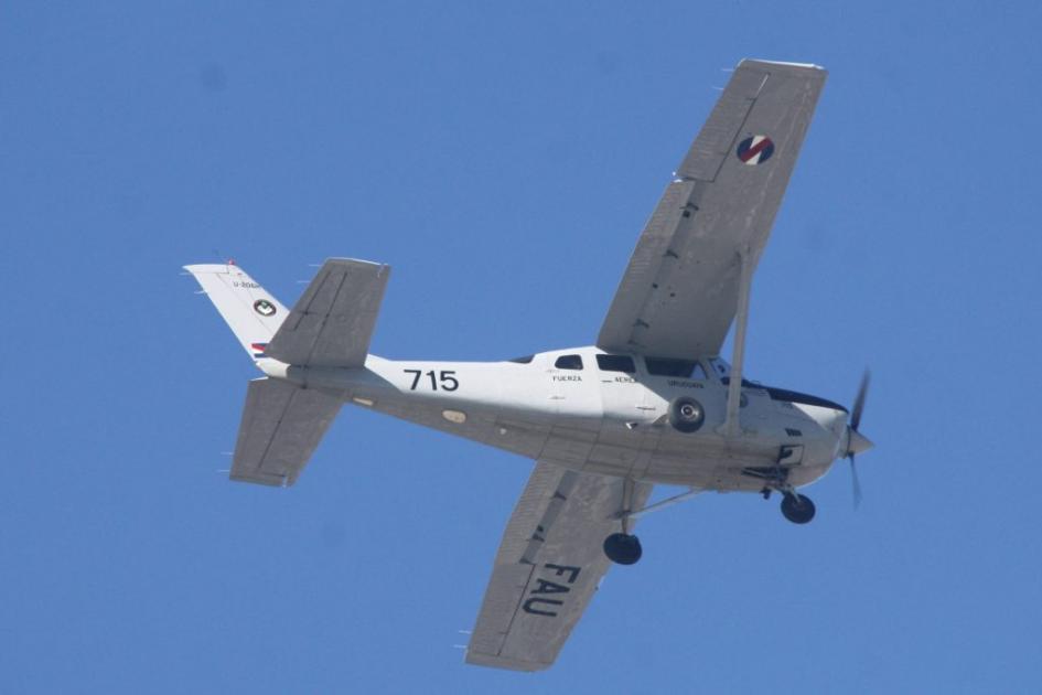 Avión de la Fuerza Aérea Uruguaya en vuelo