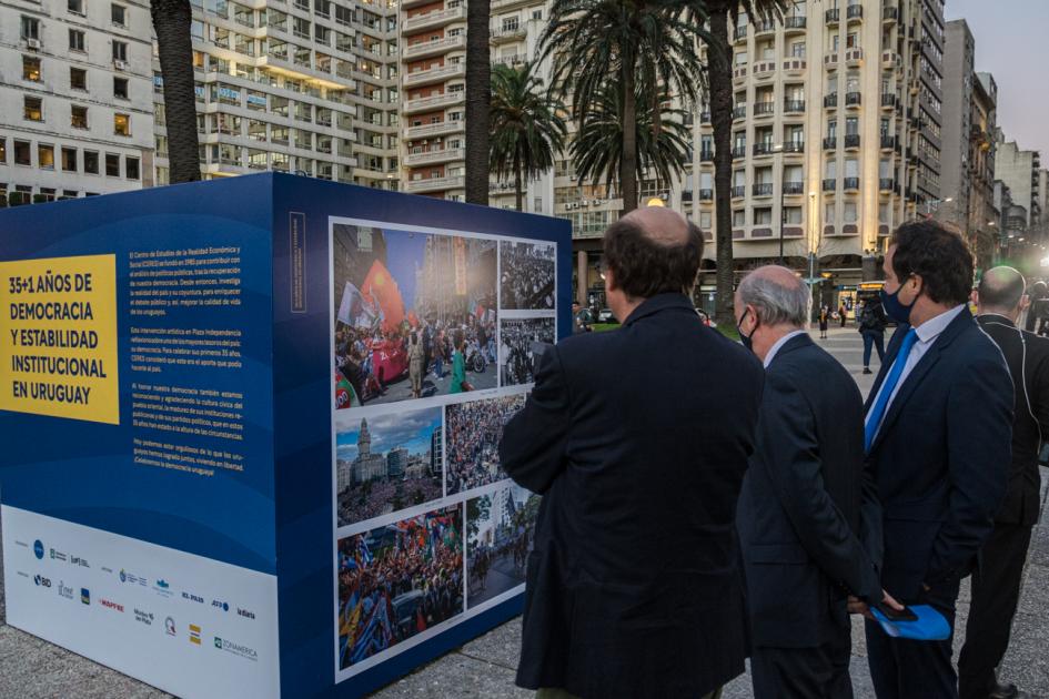 Ministro en Plaza Independencia