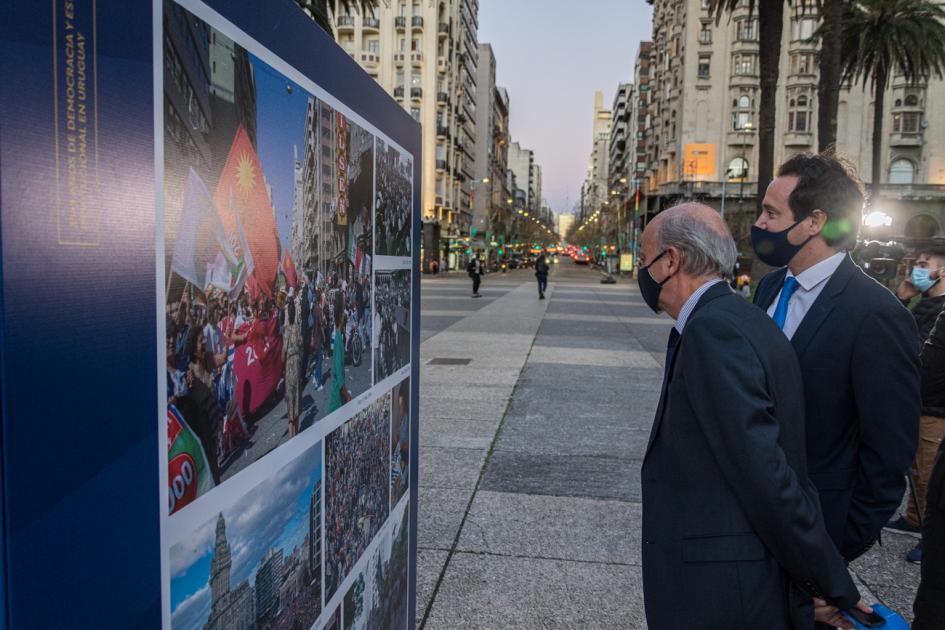 Ministro en Plaza Independencia