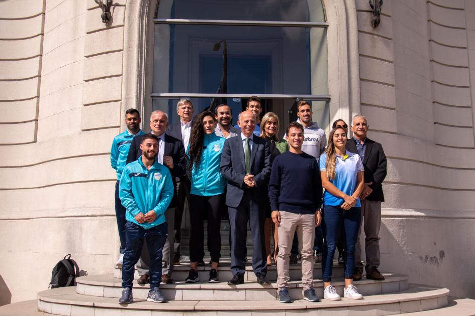 Autoridades del Ministerio de Defensa con autoridades y deportistas de la Secretaría de Deportes Autoridades del Ministerio de Defensa con autoridades y deportistas de la Secretaría de Deportes