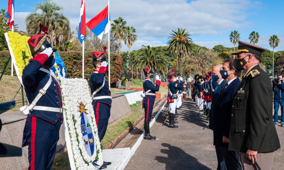 Presidente Lacalle Pou acompañado del ministro de Defensa y autoridades entregando ofrenda floral