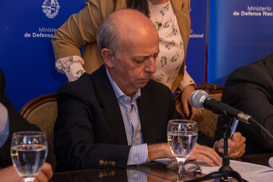 Ministro de Defensa Nacional Javier García firmando convenio