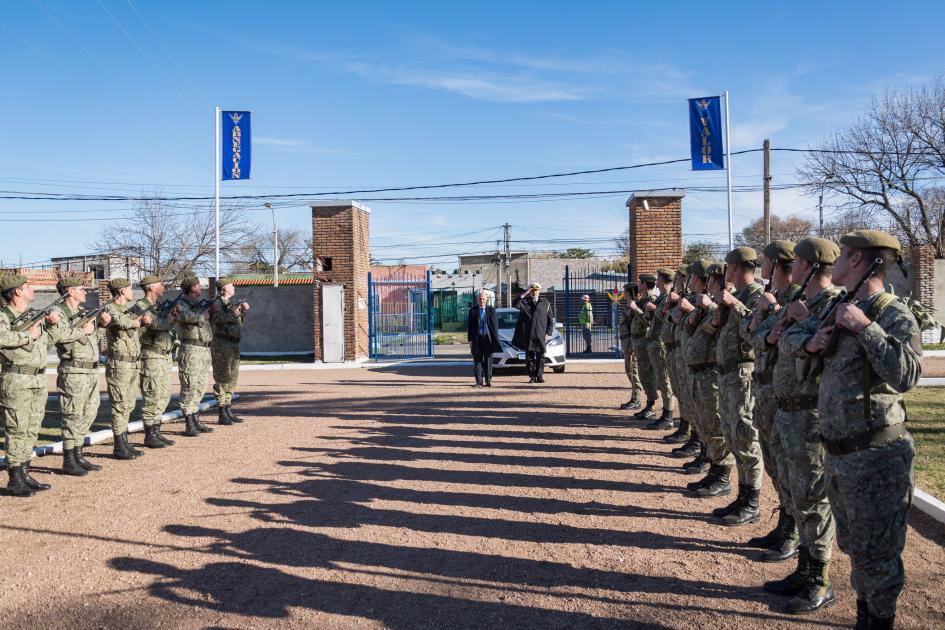 Ministro García con guardia de honor del Ejército en acto en Batallon de Comunicaciones N°2 Ministro García con guardia de honor del Ejército en acto en Batallon de Comunicaciones N°2
