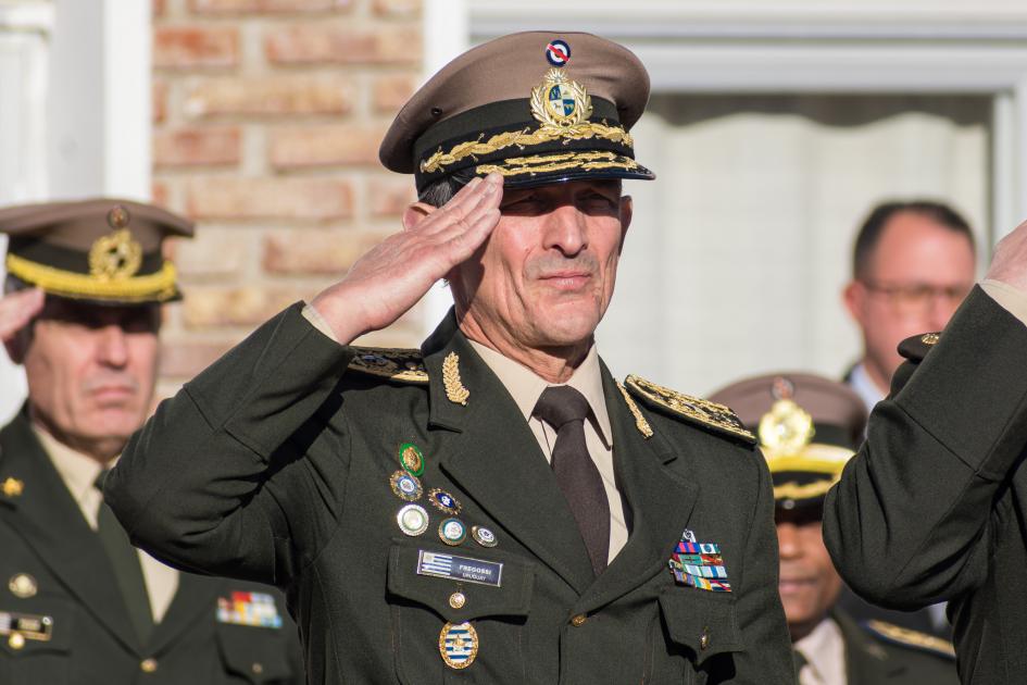 Comandante en Jefe del Ejercito Nacional en acto del Batallon de Comunicaciones N°2 Comandante en Jefe del Ejercito Nacional en acto del Batallon de Comunicaciones N°2