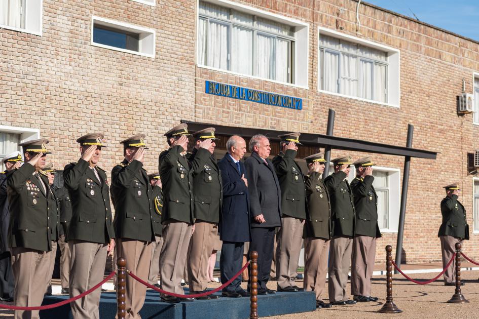 Autoridades del ejercito junto autoridades del Ministerio de Defensa Nacional en acto