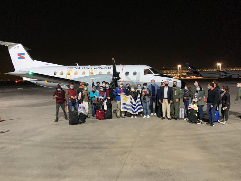 C-120 Brasilia de la Fuerza Aérea Uruguaya con 20 uruguayos procedentes de Santiago de Chile y que estaban varados en México.