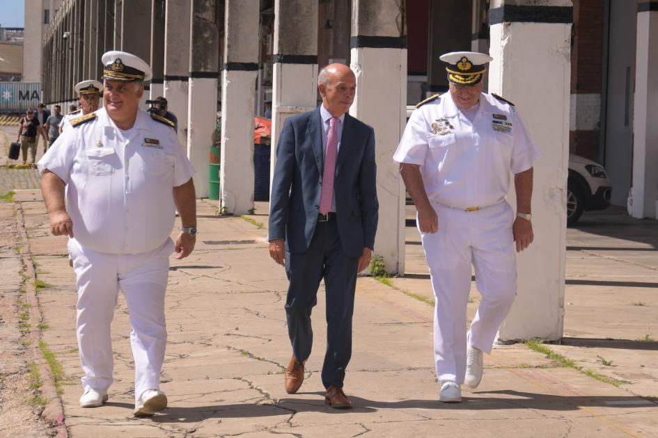 Ministro y autoridades de la Armada