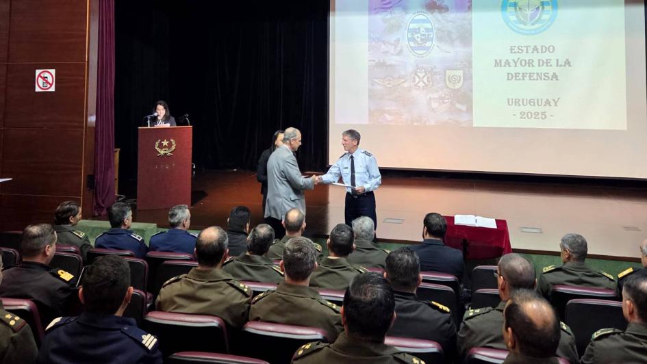 Entrega de reconocimientos por parte del Jefe del ESMADE Entrega de reconocimientos por parte del Jefe del ESMADE