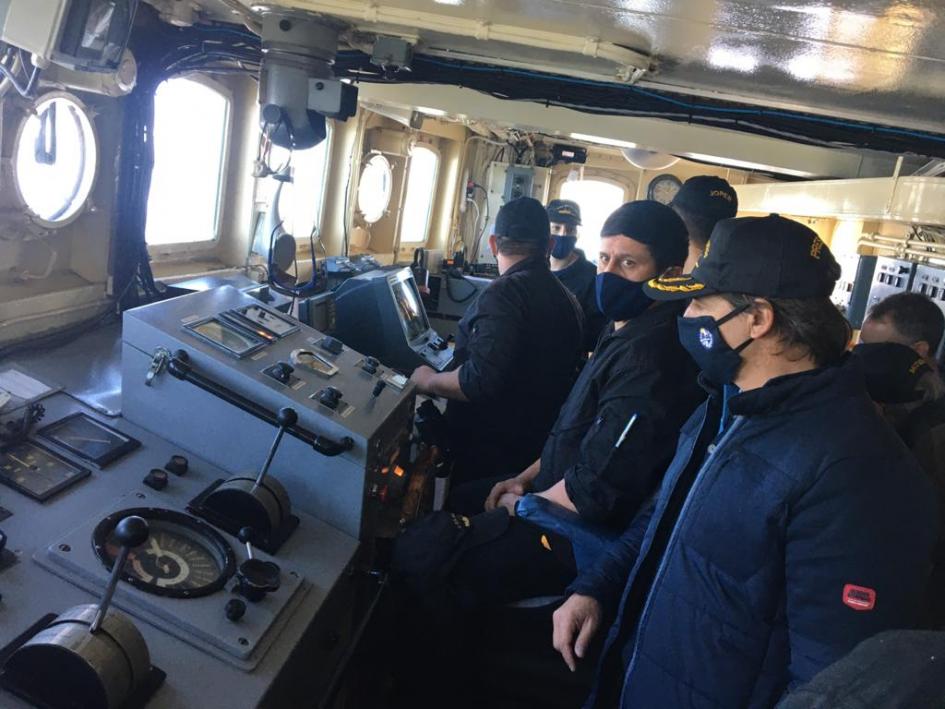 Presidente Luis Lacalle Pou con tripulación en cabina de barco