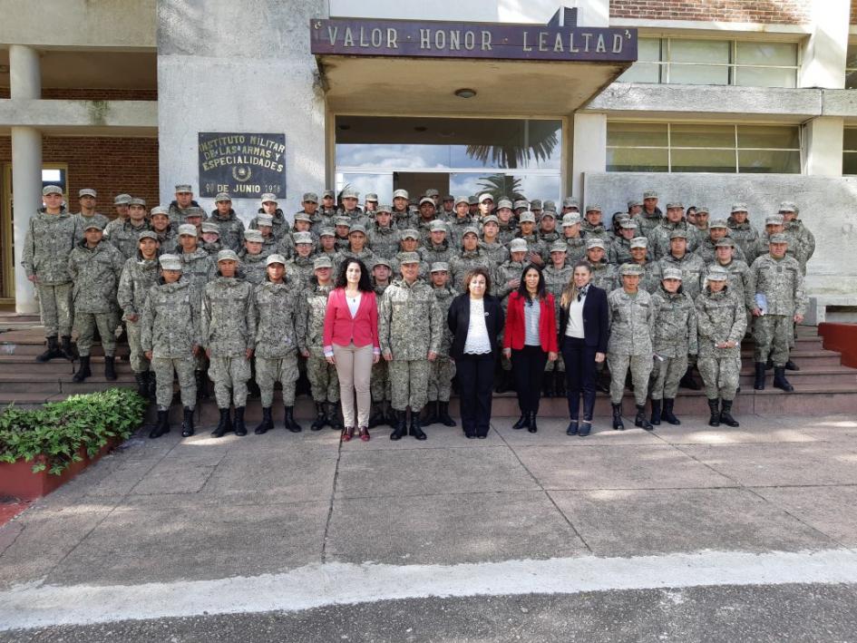 Grupo formado del Instituto Militar de las Armas y Especialidades (IMAE) junto a integrantes de la Comisión de Género del MDN