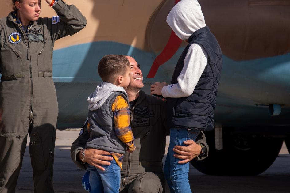 Retorno del Hércules luego de misión humanitaria Retorno del Hércules luego de misión humanitaria