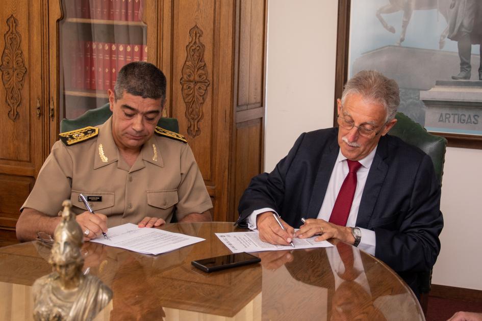 Autoridades del IMES y de UTU firmando convenio Dtor. Gral. del Sistema de Enseñanza del Ejército, Gral. Moreira y Dtor. Gral. de UTU Juan Pereyra