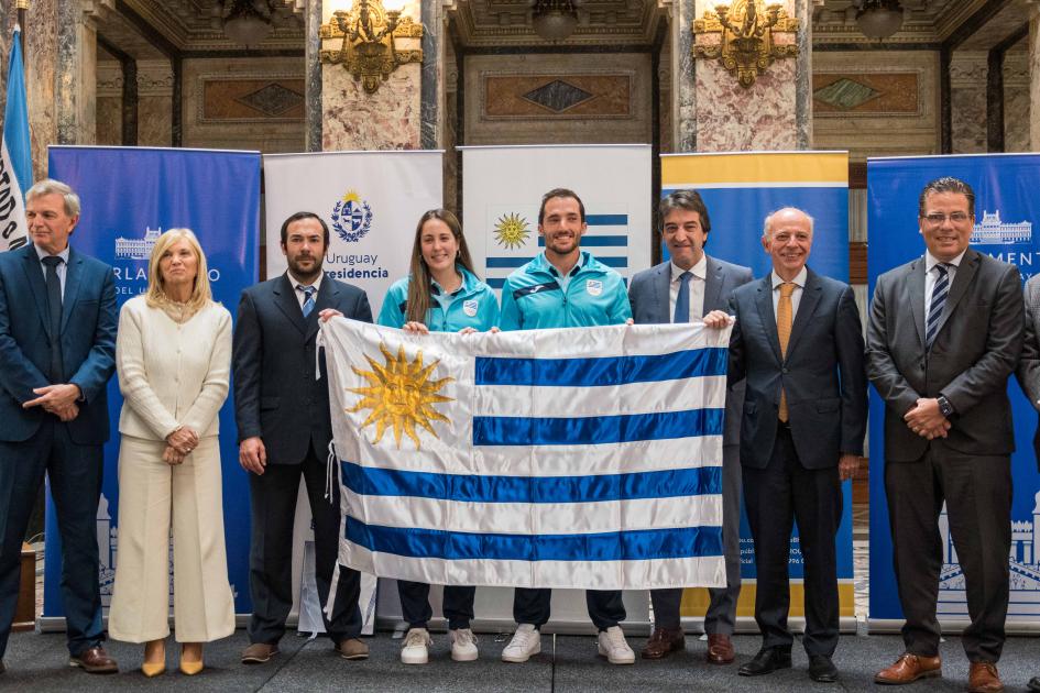 Ministro de Defensa junto a la Vicepresidenta y autoridades haciendo entraga del Pabellón Nacional