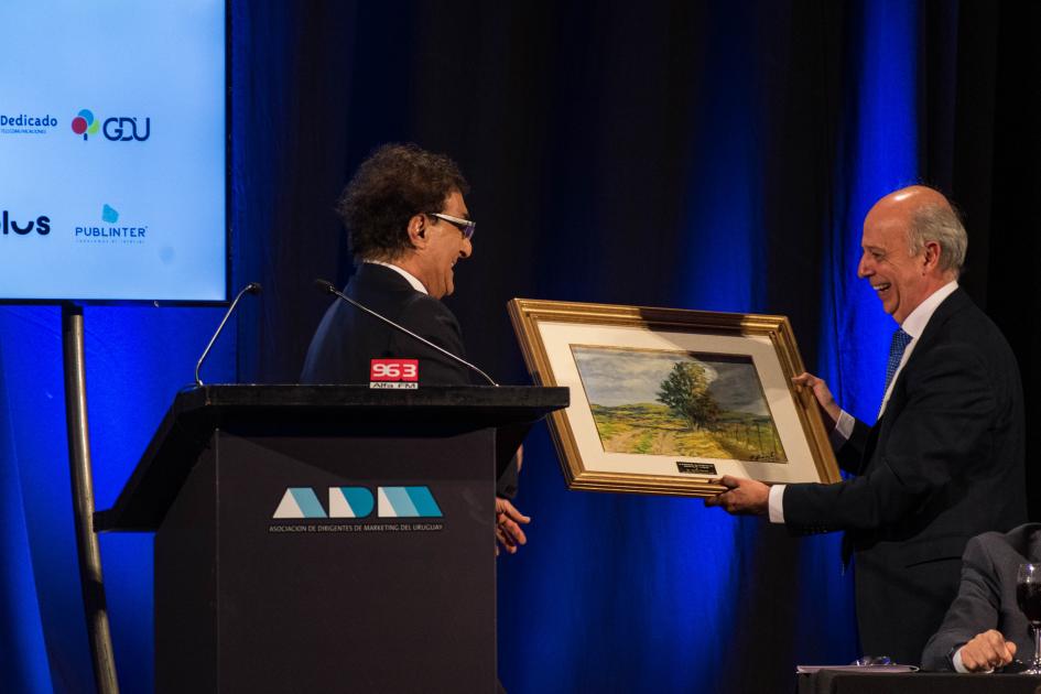 Ministro de Defensa recibiendo regalo del Presidente de ADM