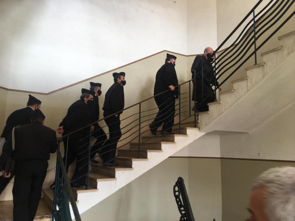 Visita a la Escuela Naval Ministro de Defensa Nacional, Javier García con autoridades militares subiendo escalera de la Escuela Naval