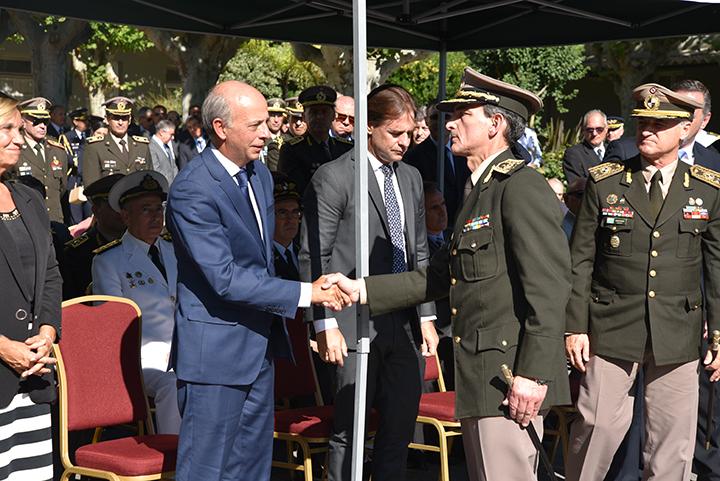 Ministro de Defensa, Javier García saludando a Comandante en Jefe del Ejército Gerardo Fregossi