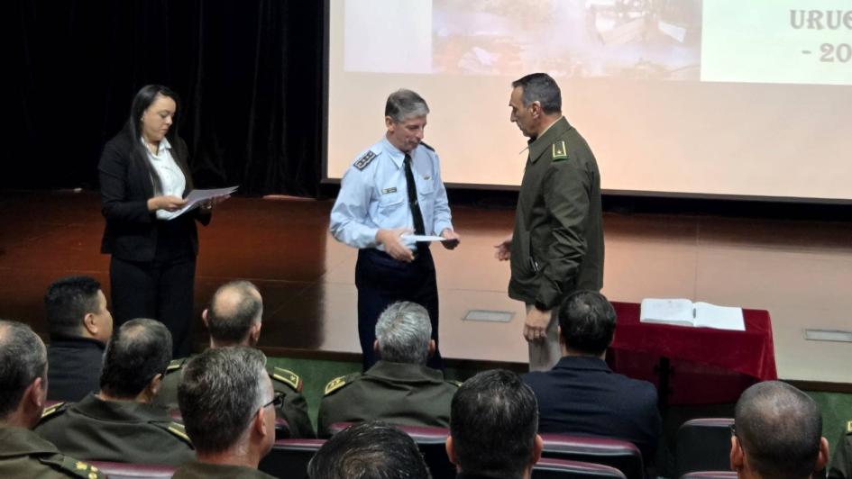 Entrega de reconocimientos por parte del Jefe del ESMADE Entrega de reconocimientos por parte del Jefe del ESMADE