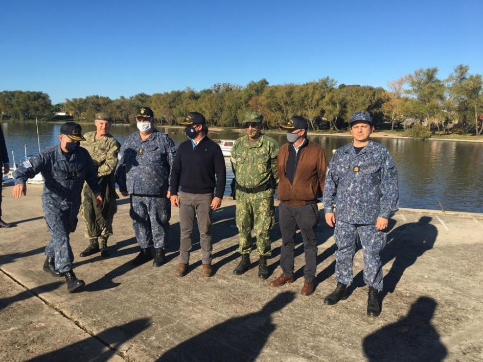 Presidente Luis Lacalle Pou y el ministro de Defensa Nacional, Javier García junto a autoridades militares