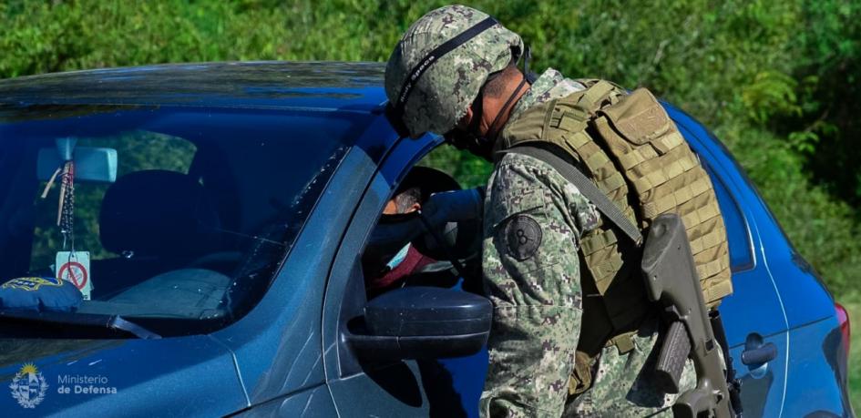 Personal militar controlando frontera