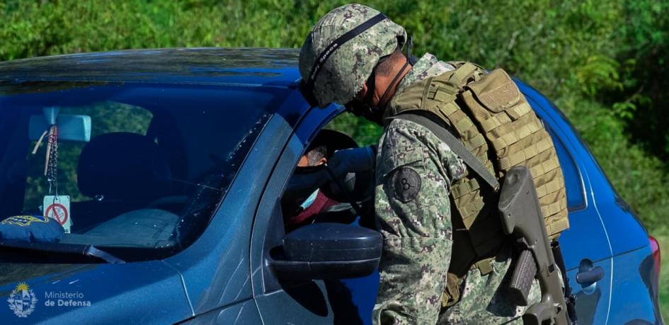 Militares en puesto de control fronterizo Militares en puesto de control fronterizo