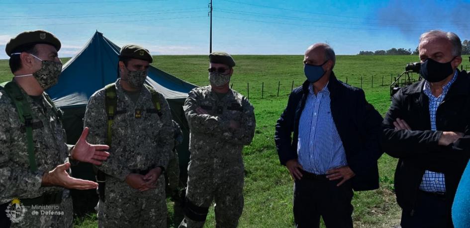 Ministro de Defensa Nacional, Javier García y Subsecretario Rivera Elgue hablando con autoridades militares Ministro de Defensa Nacional, Javier García y Subsecretario Rivera Elgue hablando con autoridades militares