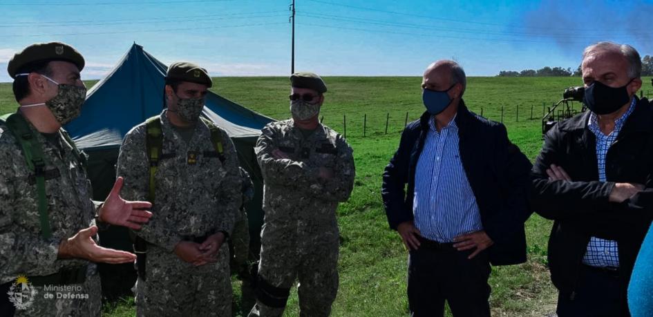 Ministro de Defensa Nacional, Javier García y Subsecretario Rivera Elgue hablando con autoridades militares