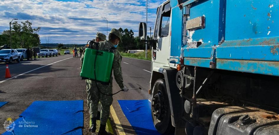 Militares en puesto de control fronterizo Militares en puesto de control fronterizo