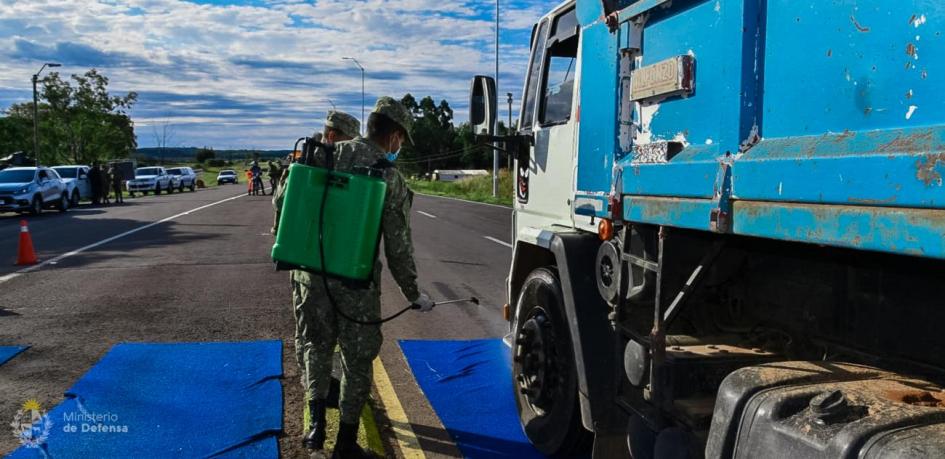 Militares en puesto de control fronterizo 