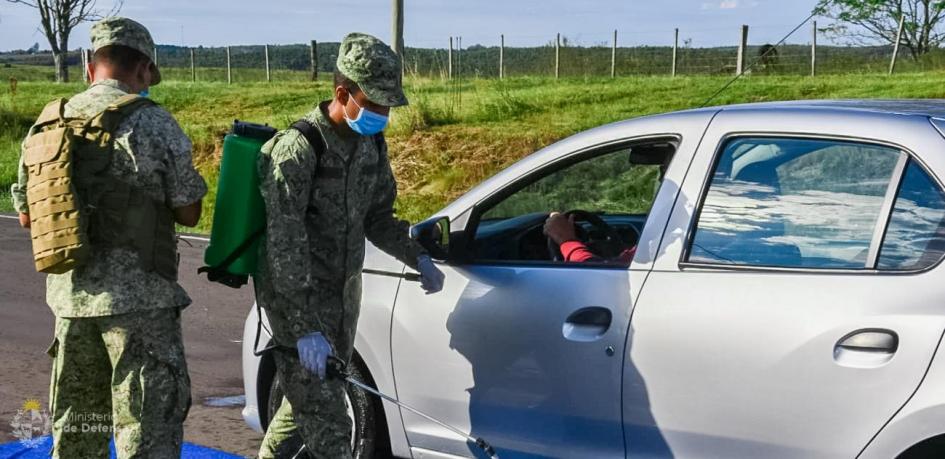 Militares en puesto de control fronterizo 