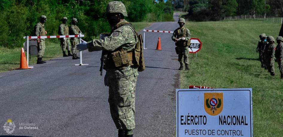 Militares en puesto de control fronterizo Militares en puesto de control fronterizo