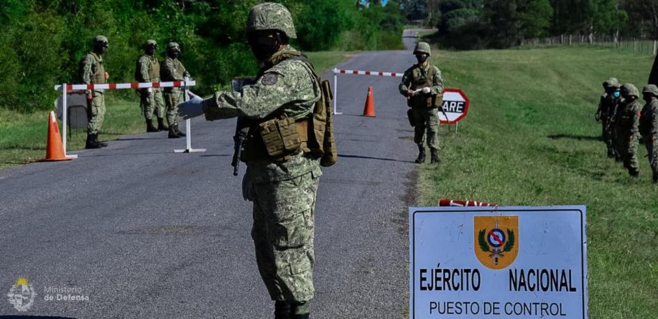 Militares en puesto de control fronterizo 