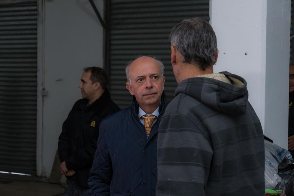Ministro Javier García recorriendo y hablando con personas en refugio de la Armada Nacional Ministro Javier García recorriendo y hablando con personas en refugio de la Armada Nacional