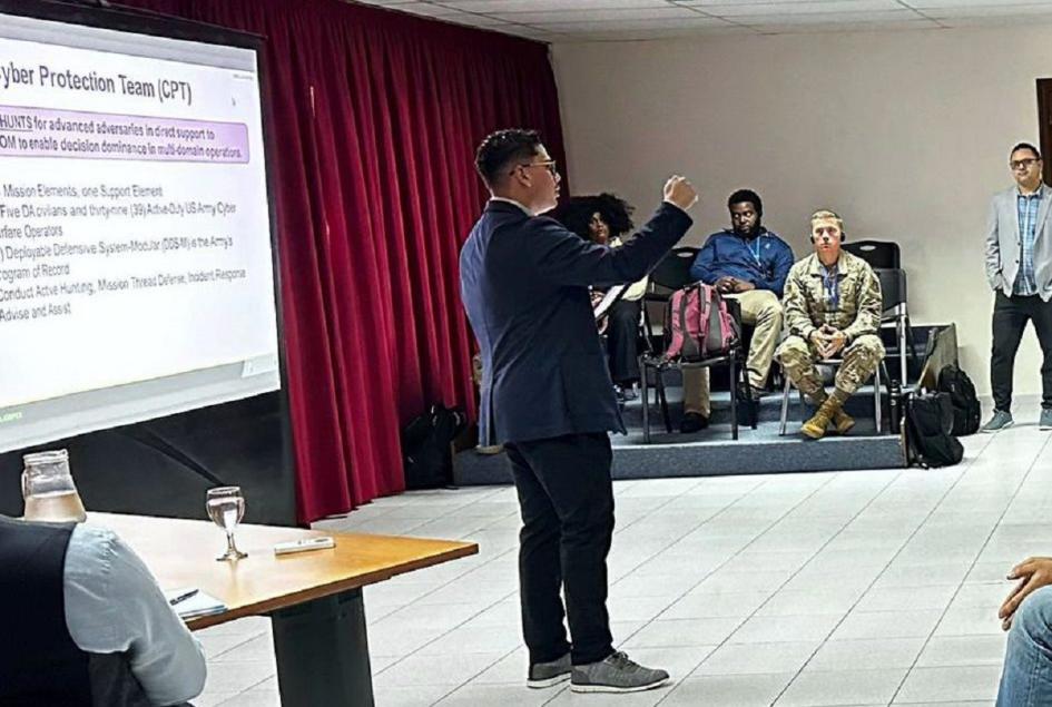 Exposición en la Escuela de Guerra Exposición en la Escuela de Guerra