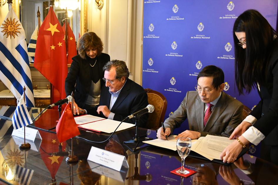 Firma de protocolo entre Ministerio de Defensa de Uruguay y República Popular China Firma de protocolo entre Ministerio de Defensa de Uruguay y República Popular China