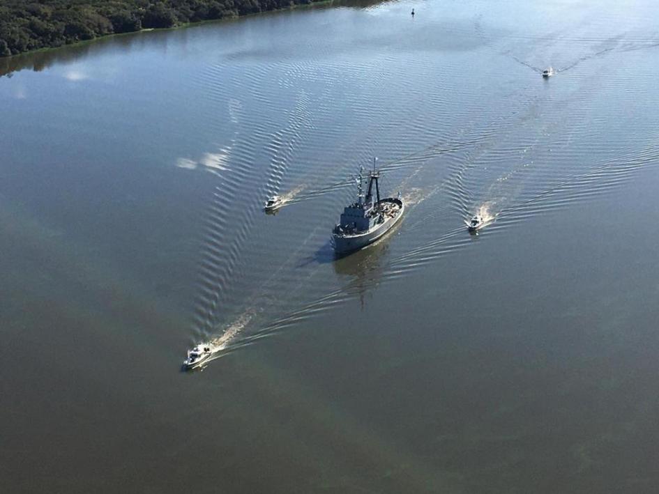 Buques de la armada navegando por el Rio Uruguay en patrullaje fronterizo