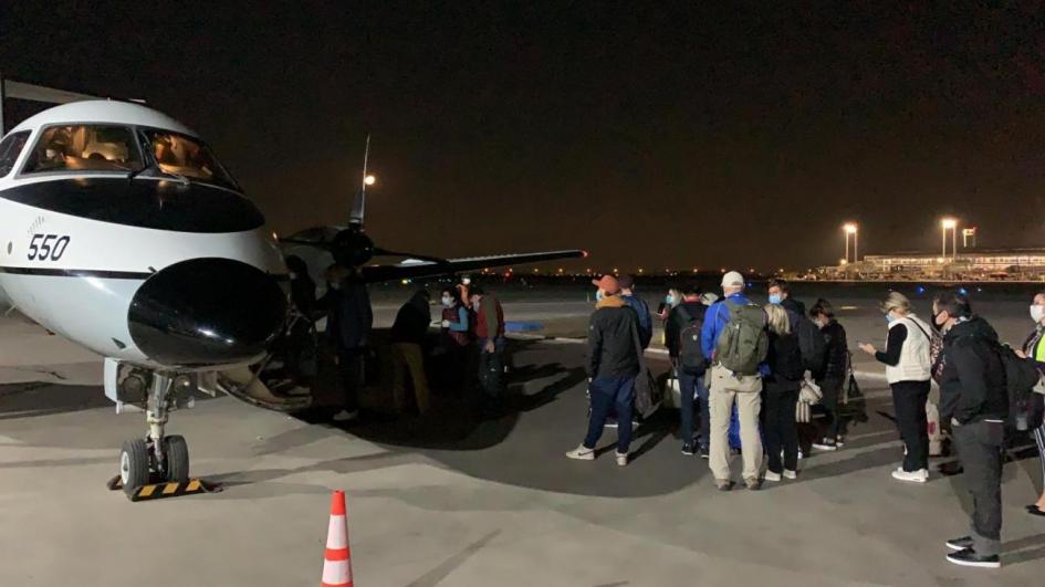 C-120 Brasilia de la Fuerza Aérea Uruguaya con 20 uruguayos procedentes de Santiago de Chile y que estaban varados en México.