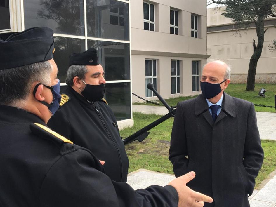 Visita a la Escuela Naval Ministro de Defensa Nacional, Javier García con autoridades militares en la Escuela Naval