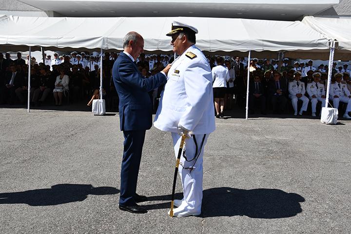 Ministro de Defensa Javier García colocando distintivo a Comandante en Jefe de la Armada, Almirante Jorge Wilson