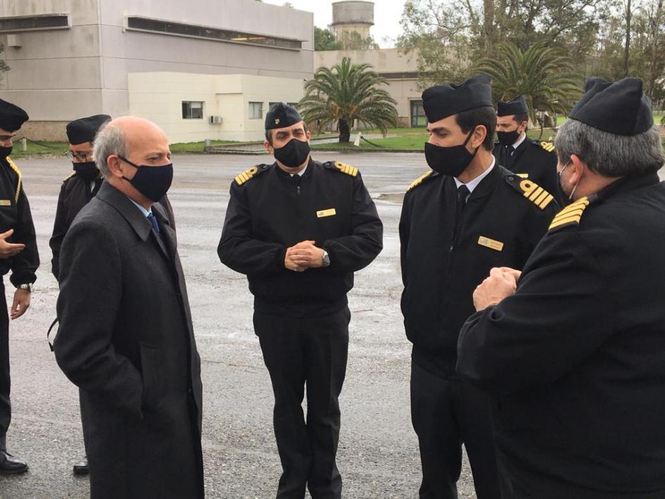 Visita a la Escuela Naval Ministro de Defensa Nacional, Javier García con autoridades militares en la Escuela Naval