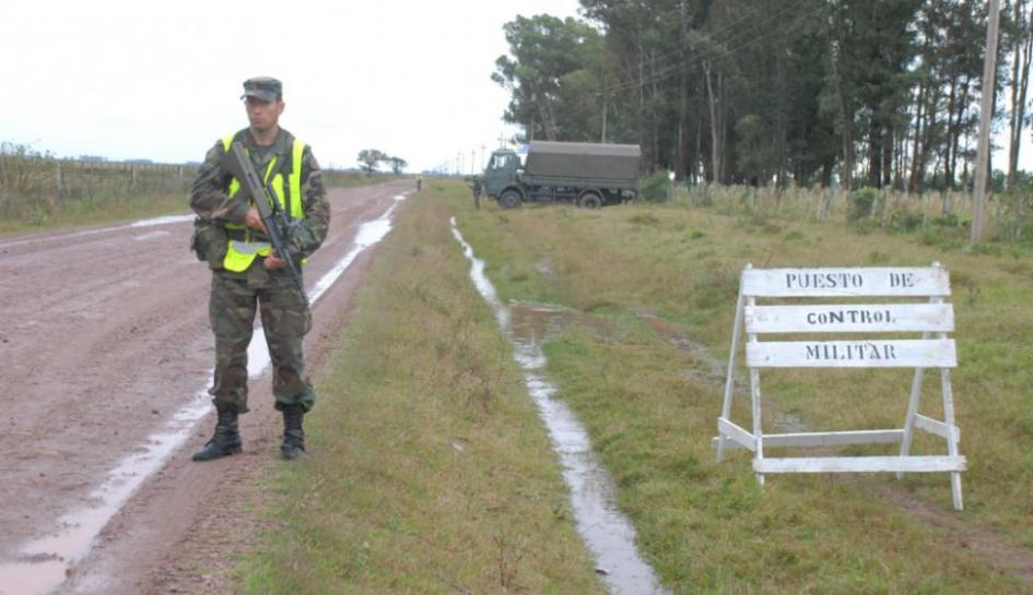 Puesto de control militar fronterizo Soldado en puesto de control militar fronterizo